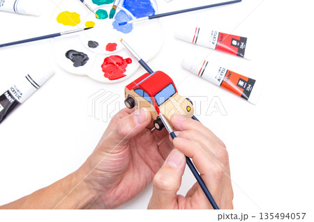 木製車と絵の具と筆とパレット 135494057