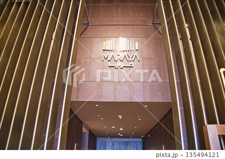 鏡張りの異様な建築・マラヤ・コンサートホールの内部 鏡張りの異様な建築・マラヤ・コンサートホールの内部 135494121