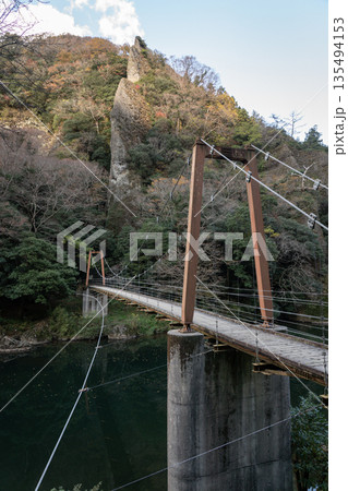 紅葉の岩壁がそそり立つ立久恵峡 島根県出雲市 紅葉の岩壁がそそり立つ立久恵峡 島根県出雲市 135494153
