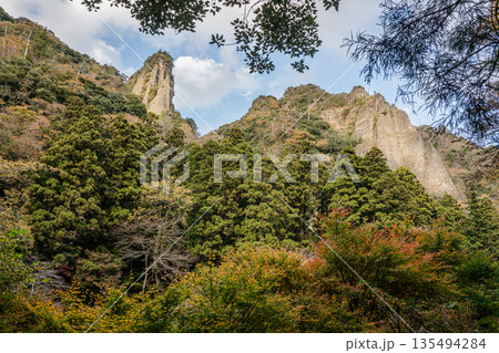 紅葉の岩壁がそそり立つ立久恵峡　島根県出雲市 135494284