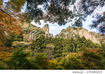 紅葉の岩壁がそそり立つ立久恵峡　島根県出雲市 135494285
