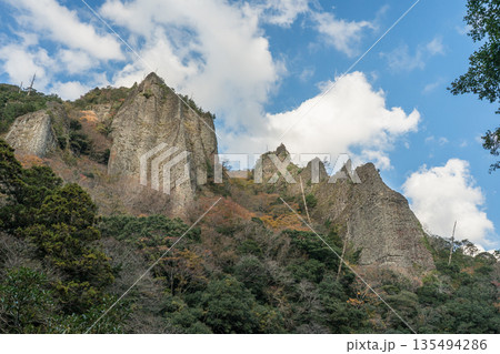 紅葉の岩壁がそそり立つ立久恵峡 島根県出雲市 紅葉の岩壁がそそり立つ立久恵峡 島根県出雲市 135494286