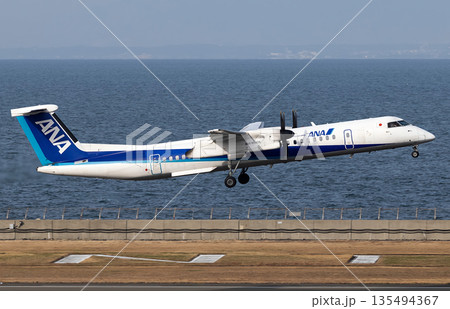 ANA ボンバルディアDHC 8羽田空港離陸 135494367
