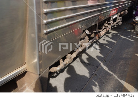 タイ バンコク メークロン鉄道の車輌と線路 タイ バンコク メークロン鉄道の車輌と線路 135494418