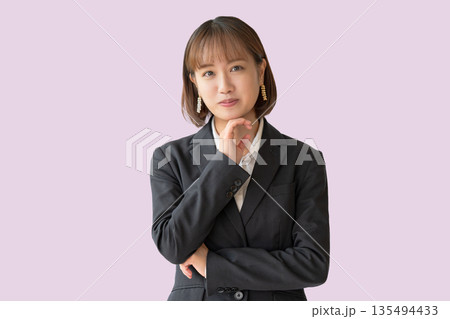 ピンク背景とビジネスウーマン 135494433