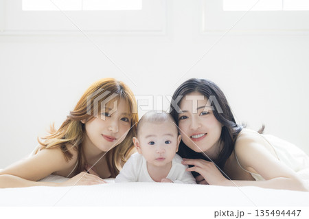 仲の良い親子と姉妹 135494447