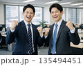 ガッツポーズをするビジネスマン　新入社員 135494451
