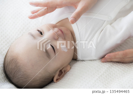 若い女性のビューティーイメージ 135494465