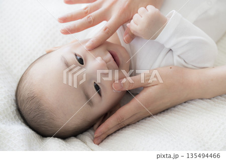 若い女性のビューティーイメージ 135494466