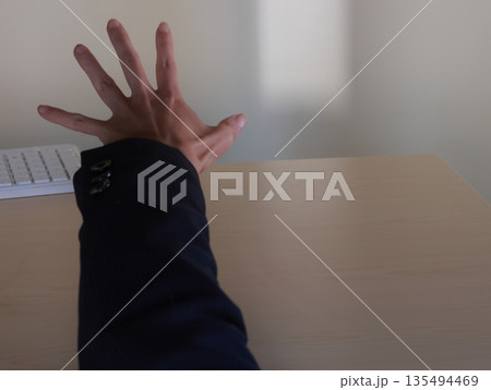 目標に届かないビジネスシーン 135494469