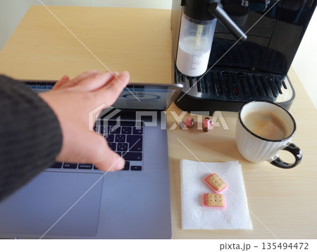 リモートワークのコーヒーブレイク(パソコンを閉じる動作) リモートワークのコーヒーブレイク(パソコンを閉じる動作) 135494472