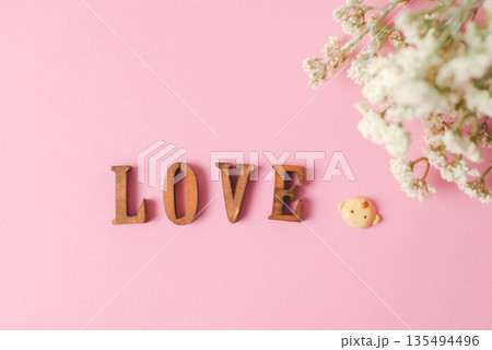 ピンクのLOVEの文字イメージ 135494496