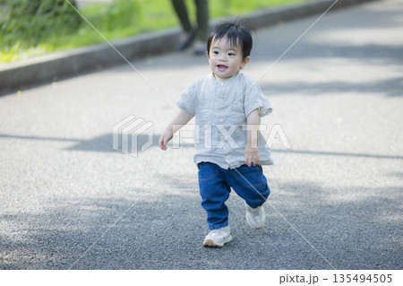 新緑の公園を歩く家族   　   135494505