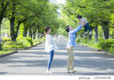 新緑の公園を歩く家族 新緑の公園を歩く家族 135494506
