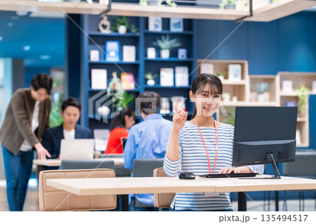 オフィスで働く若い女性のエンジニア 135494517