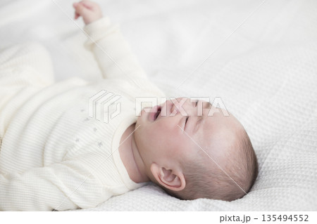 泣く赤ちゃん 泣く赤ちゃん 135494552