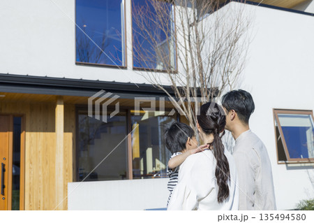 家の前に立つファミリー 家の前に立つファミリー 135494580