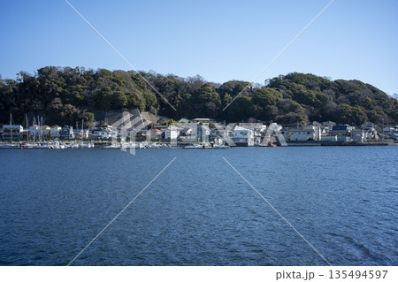 冬の神奈川県横須賀市浦賀　西浦賀からの風景 135494597