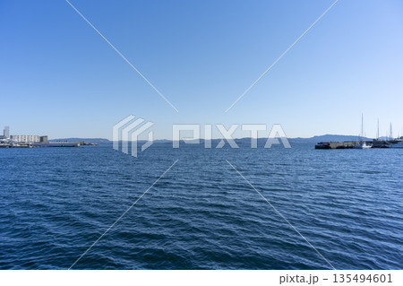 冬の神奈川県横須賀市浦賀 西浦賀からの東京湾方面の風景 冬の神奈川県横須賀市浦賀 西浦賀からの東京湾方面の風景 135494601