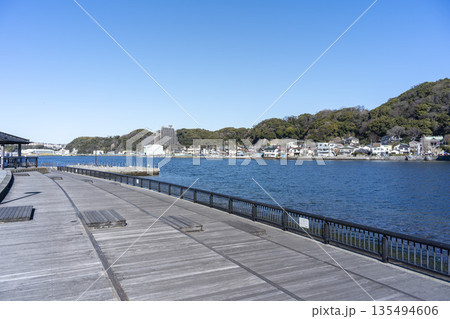冬の神奈川県横須賀市浦賀 西浦賀の西浦賀みなと緑地(陸軍桟橋) 冬の神奈川県横須賀市浦賀 西浦賀の西浦賀みなと緑地(陸軍桟橋) 135494606