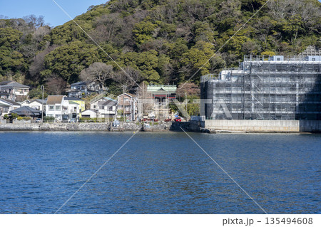 冬の神奈川県横須賀市浦賀 西浦賀から見た東叶神社 冬の神奈川県横須賀市浦賀 西浦賀から見た東叶神社 135494608