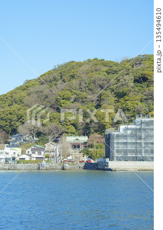 冬の神奈川県横須賀市浦賀　西浦賀から見た東叶神社 135494610