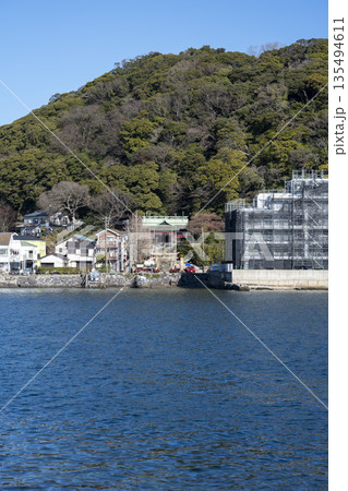 冬の神奈川県横須賀市浦賀　西浦賀から見た東叶神社 135494611