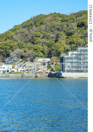 冬の神奈川県横須賀市浦賀　西浦賀から見た東叶神社 135494612