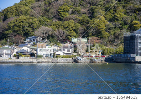 冬の神奈川県横須賀市浦賀　西浦賀から見た東叶神社 135494615