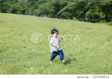 公園で遊ぶ男の子 135494633