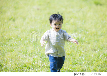 公園で遊ぶ男の子 135494635