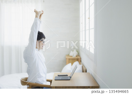 パソコンを使う男性 135494665