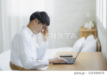 パソコンを使う男性 135494670