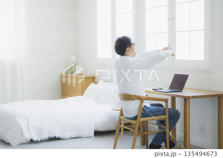 パソコンを使う男性 パソコンを使う男性 135494673