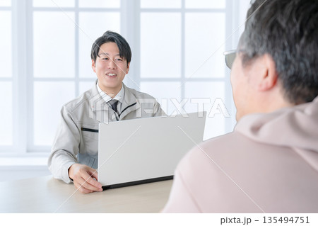 相談する男性と作業服男性 相談する男性と作業服男性 135494751