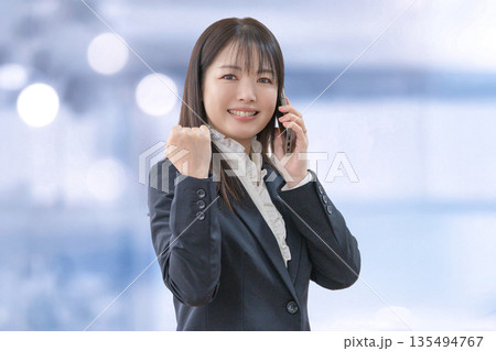 電話するビジネスウーマン 135494767