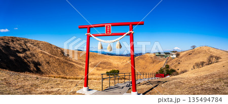 大室山登山リフト 山頂からの浅間神社と富士山　パノラマ【静岡県伊東市】 135494784