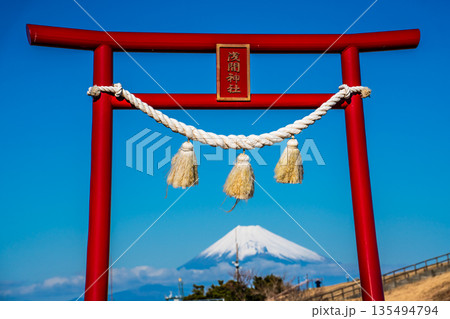 大室山登山リフト 山頂からの浅間神社と富士山【静岡県伊東市】 大室山登山リフト 山頂からの浅間神社と富士山【静岡県伊東市】 135494794