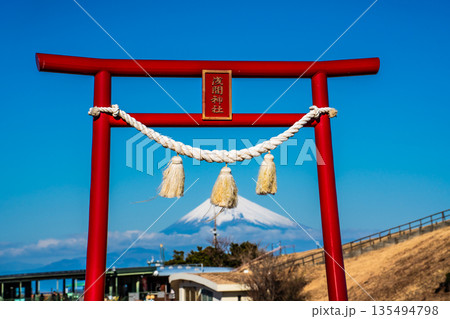 大室山登山リフト 山頂からの浅間神社と富士山【静岡県伊東市】 135494798