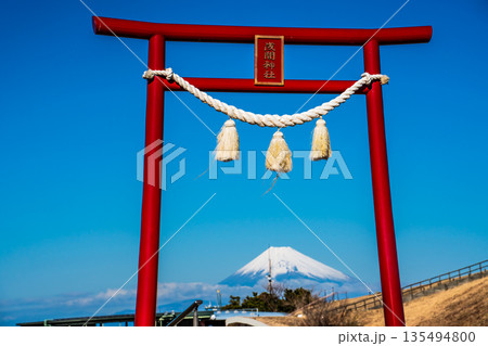 大室山登山リフト 山頂からの浅間神社と富士山【静岡県伊東市】 大室山登山リフト 山頂からの浅間神社と富士山【静岡県伊東市】 135494800