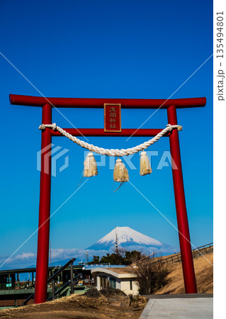 大室山登山リフト 山頂からの浅間神社と富士山【静岡県伊東市】 135494801