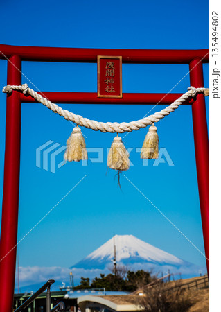 大室山登山リフト 山頂からの浅間神社と富士山【静岡県伊東市】 135494802