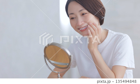 鏡を見て微笑む女性 鏡を見て微笑む女性 135494848