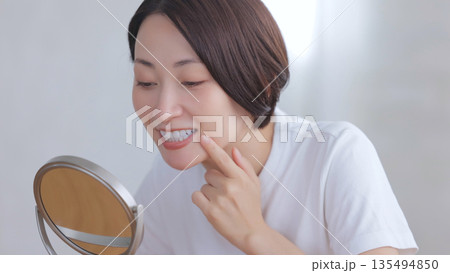 鏡を見て微笑む女性 鏡を見て微笑む女性 135494850