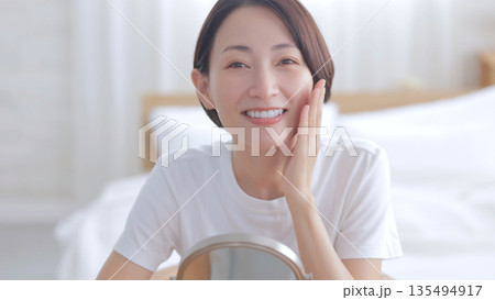 鏡を見て微笑む女性 鏡を見て微笑む女性 135494917