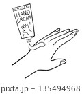 ハンドクリームを手に塗っているイラスト　線画 135494968