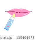 リップクリームを唇に塗っているイラスト 135494973