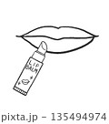 リップクリームを唇に塗っているイラスト　線画 135494974