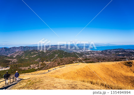大室山登山リフト 山頂からの大室山と富士山【静岡県伊東市】 大室山登山リフト 山頂からの大室山と富士山【静岡県伊東市】 135494994