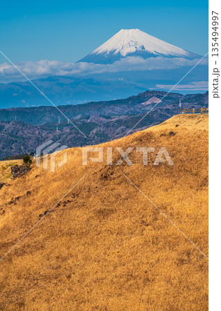 大室山登山リフト 山頂からの大室山と富士山【静岡県伊東市】 大室山登山リフト 山頂からの大室山と富士山【静岡県伊東市】 135494997
